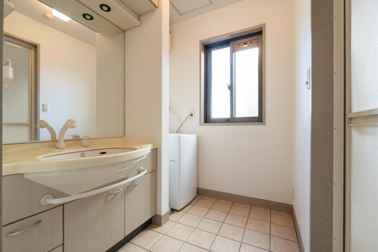 Bathroom 4, Sarcosuchus Higashikomagata, Sumida
