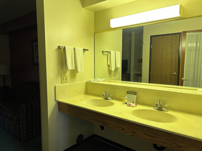 Bathroom 4, Northwoods Inn & Suites Blackduck, Beltrami