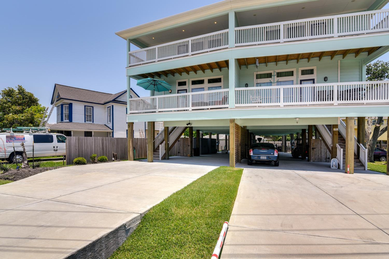 Exterior & Views