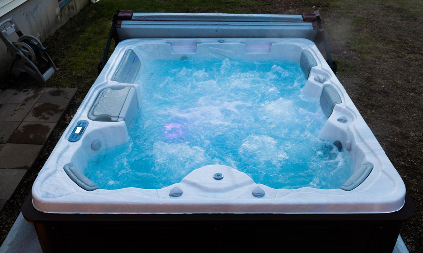Sport & Beauty 2, NEW! Updated Mystic Home w/ Sauna, Hot Tub & Deck, New London