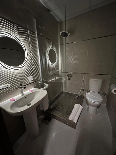 Bathroom 5, Royal Home Hotel, Qasr an-Nil
