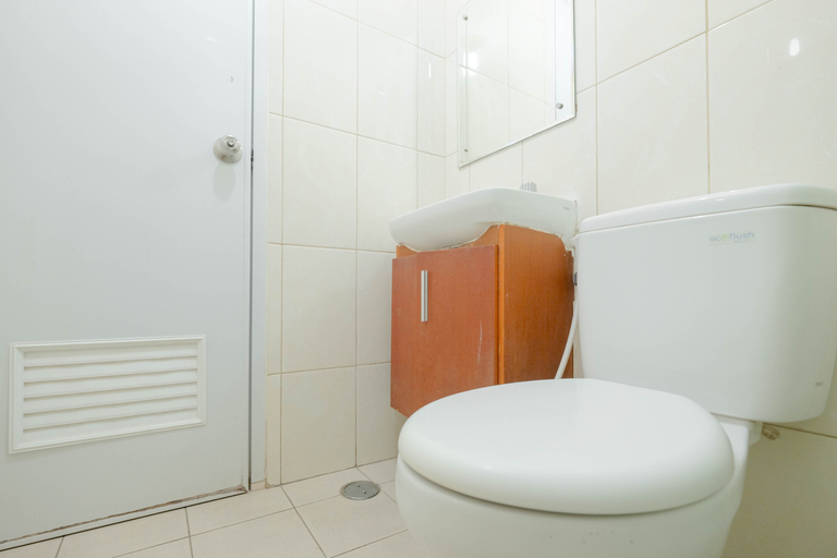 Bathroom 5, Modern 2BR Apartment for 4 Pax at Springlake Summarecon By Travelio, Bekasi