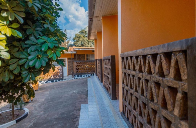 Others 4, Auberge La Caverne, Nyarugenge