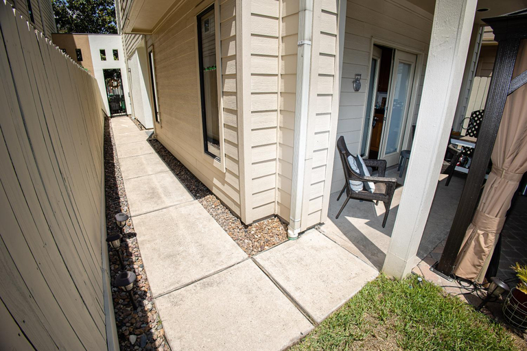 Others 5, Beautiful first floor suite with backyard, near Downtown and stadiums, Houston