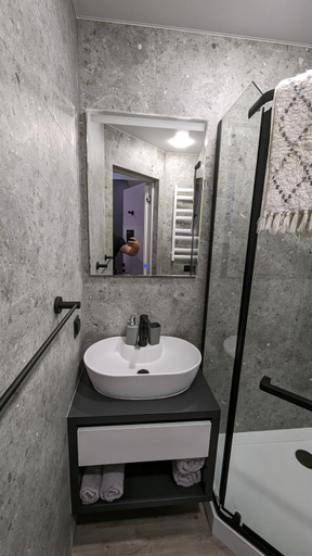 Bathroom 3, AVENUE APARTMENTS
