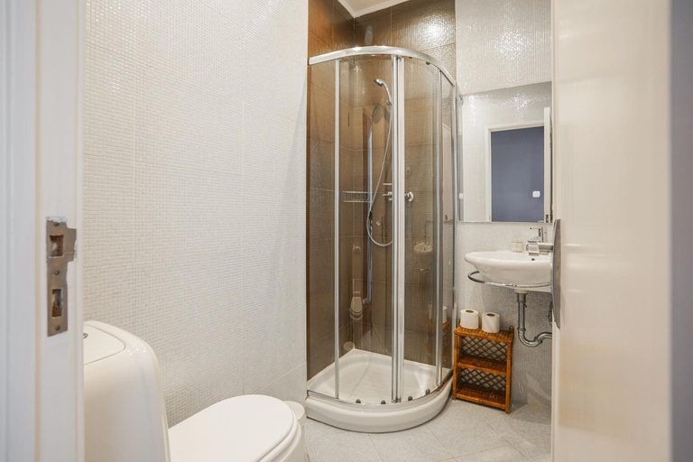 Bathroom 2, Charming TM Flat by the Ocean with a View, Oeiras