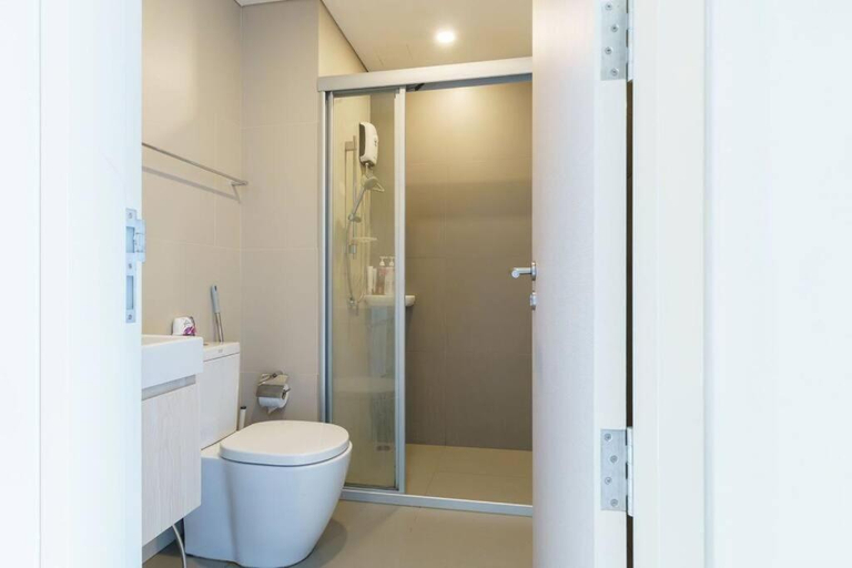Bathroom 5, Lumpini Suite Hotel, Ratchathewi