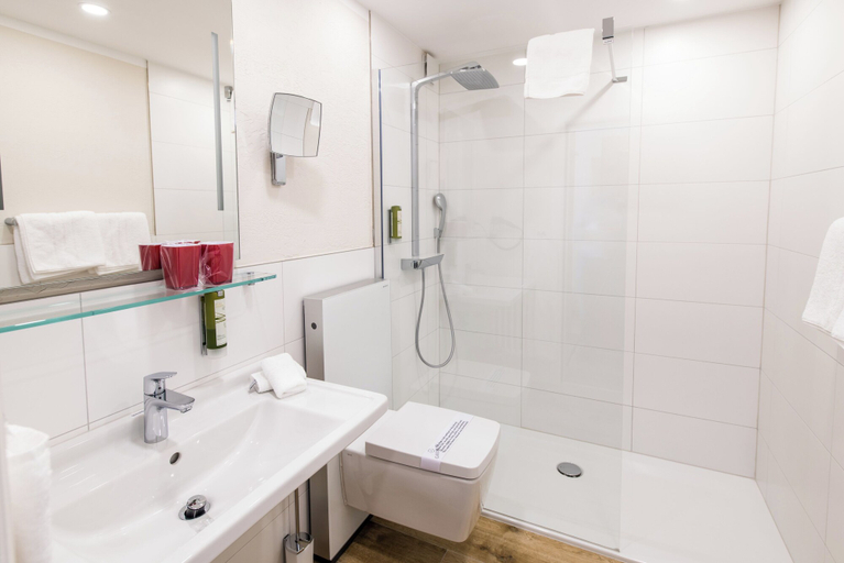 Bathroom 5, Hotel Butterfly, Visp