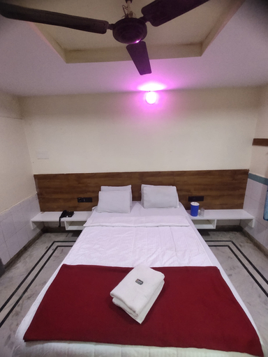 Bedroom 3, hotel yogeshwar, Mahesana