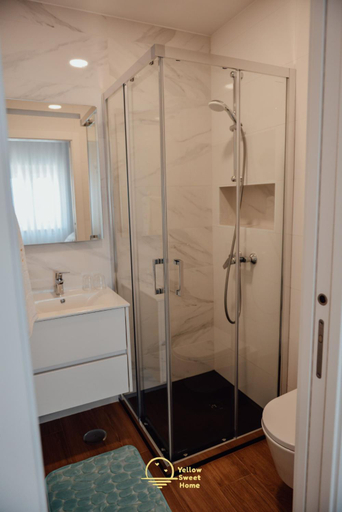 Bathroom 4, Yellow Sweet Home - Maria, Beatriz e Marbia, Nazaré