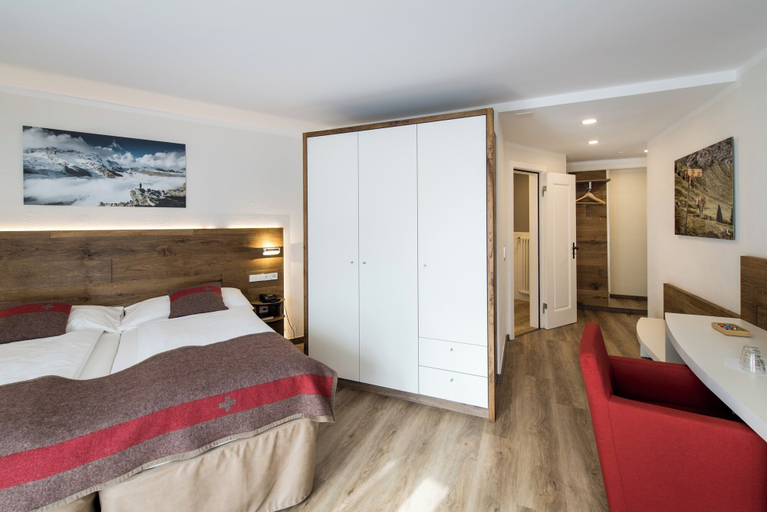 Bedroom 3, Hotel Butterfly, Visp