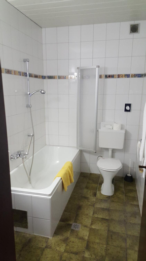 Bathroom 16