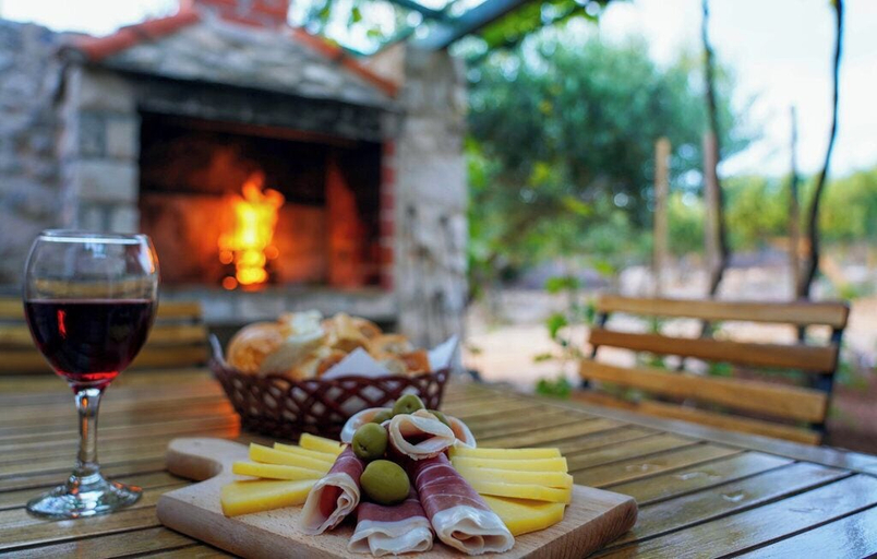 Food & Drinks, Holiday Home Stomorica, Sutivan