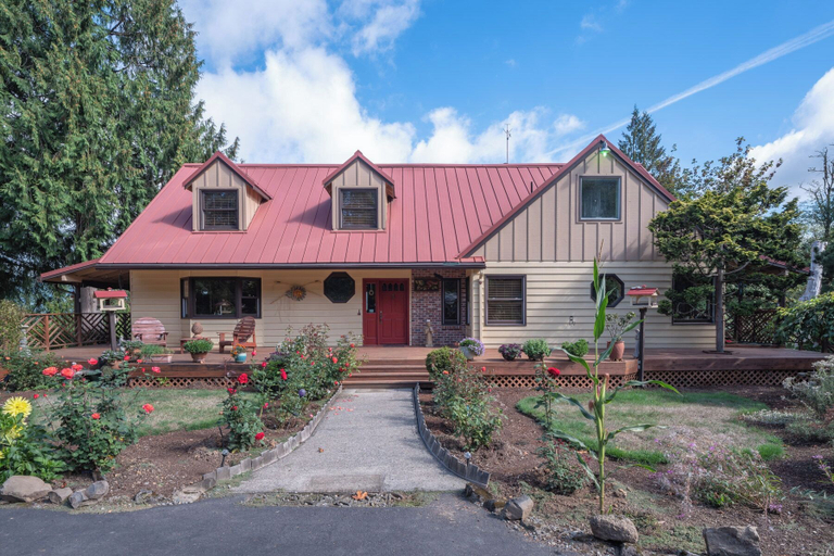 Exterior & Views 2, MapleRidge House: A BnB For All Seasons!, Clark