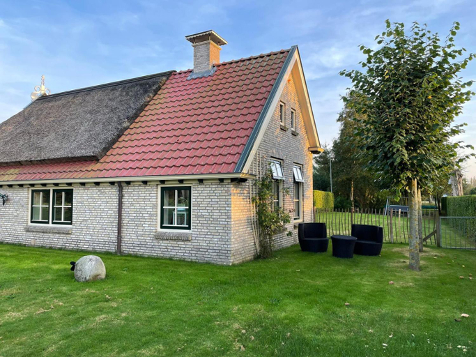 Others 2, B&B Ut en thus, Dantumadeel