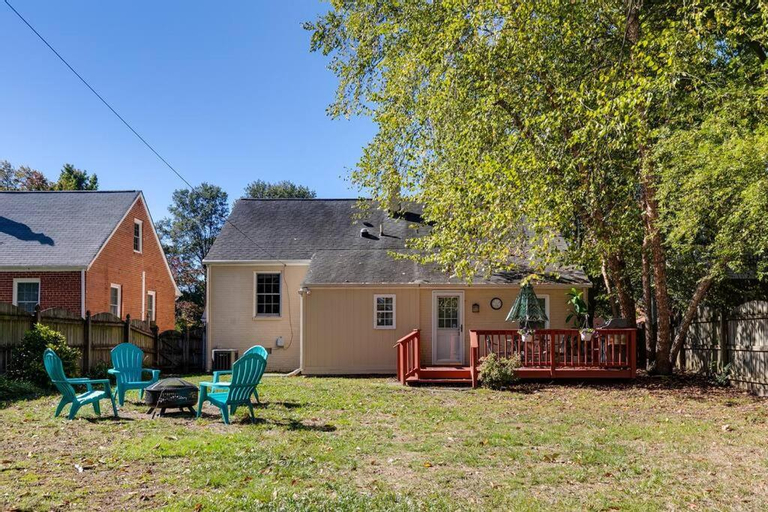 LG Central location FREE parking fenced yard FIRE-PIT, Richmond