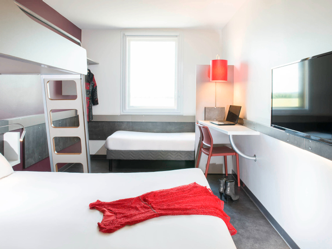 Bedroom 2, ibis budget Airport Lyon Saint-Exupery, Rhône
