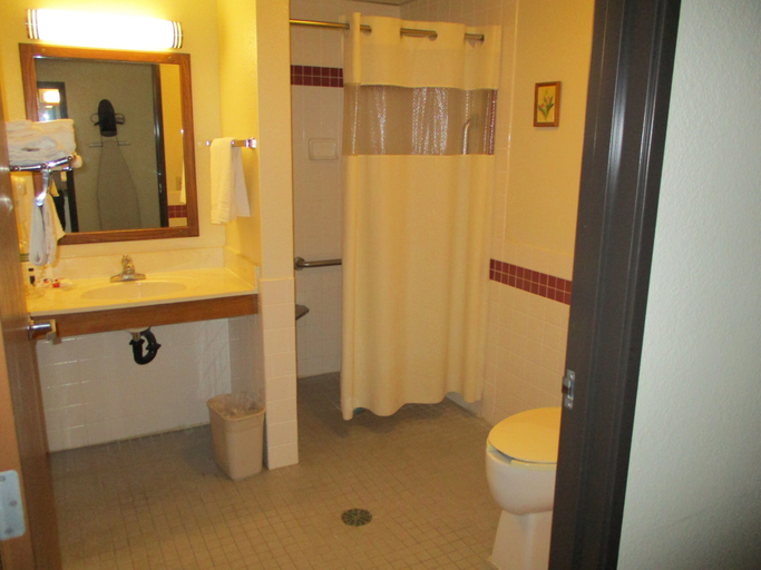 Bathroom 4, Northwoods Inn & Suites Blackduck, Beltrami
