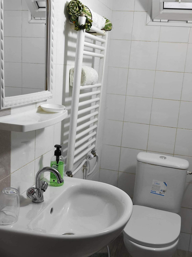 Bathroom 2, Studio, Cite la GAZELLE ,pas Jafar, quartier calme 10 min de l'aeroport pres du Technopark, Soukra