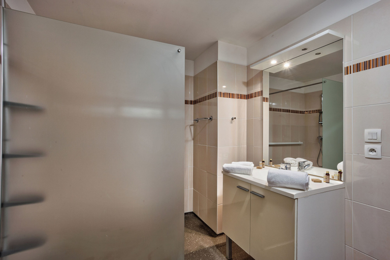 Bathroom 4, Les Bords de l'Aveyron, Tarn-et-Garonne
