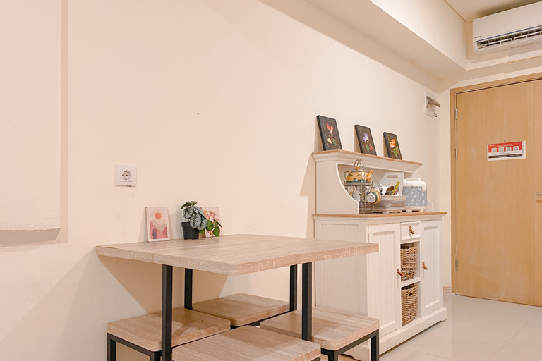 Dining Room 5, Modern 2BR Room at Meikarta Apartment By Travelio, Cikarang