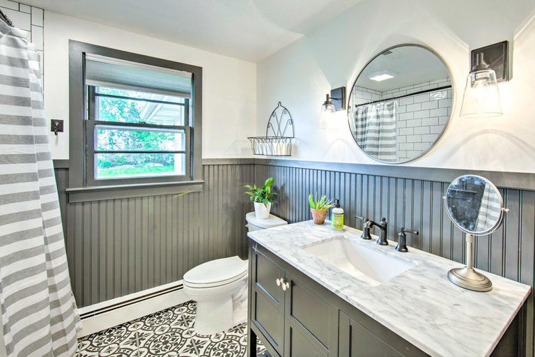 Bathroom 3, 3 Mi to Dutch Wonderland: Serene Home w/ Deck, Lancaster