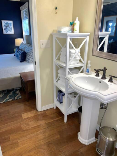 Bedroom 3, The Comforts' Inn: Mountain Escape, Coconino