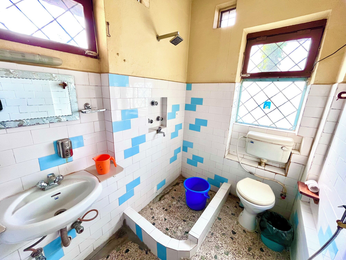 Bathroom 5, Lake Twenty Thousand Farm & Retreat, Narayani