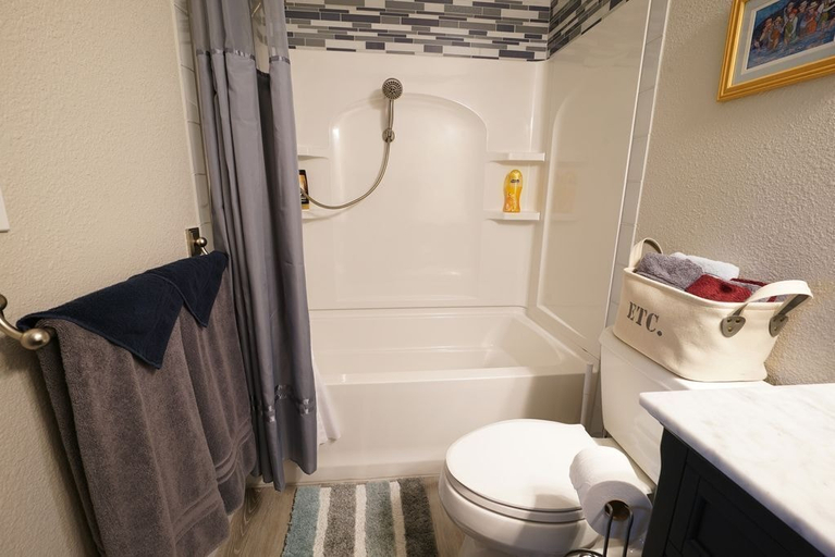 Bathroom 5, MapleRidge House: A BnB For All Seasons!, Clark