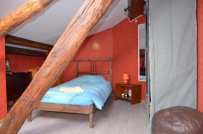 Bedroom 2, Studio et colocation - Gite Les 7 fontaines, Rhône