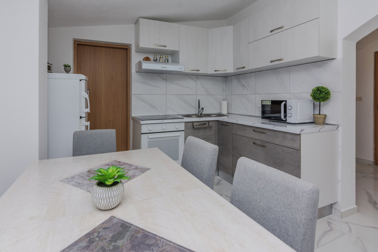 Others 5, Apartment Zilic, Vir