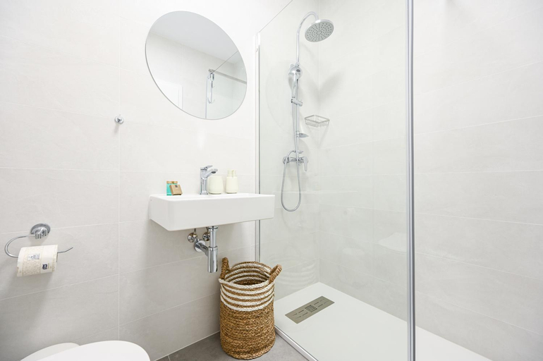 Shower 4, KM Flats, Oradea