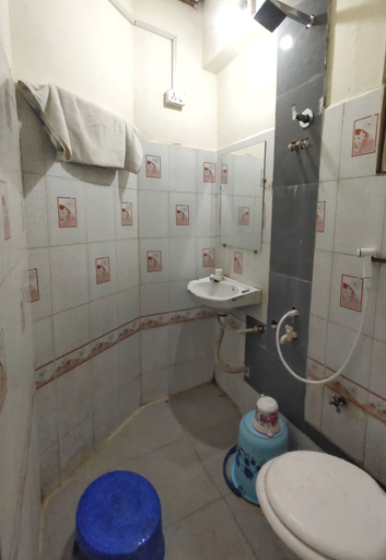Bathroom, hotel yogeshwar, Mahesana