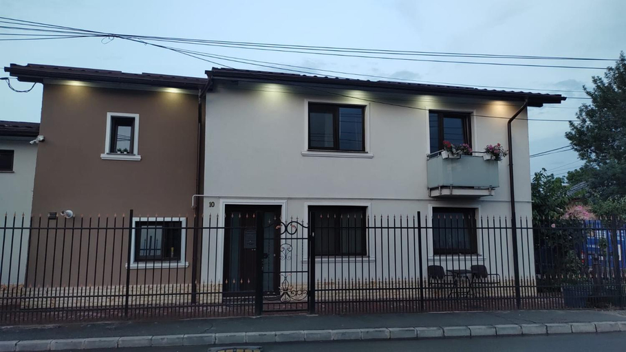 Others 5, Casa Petcu, Craiova