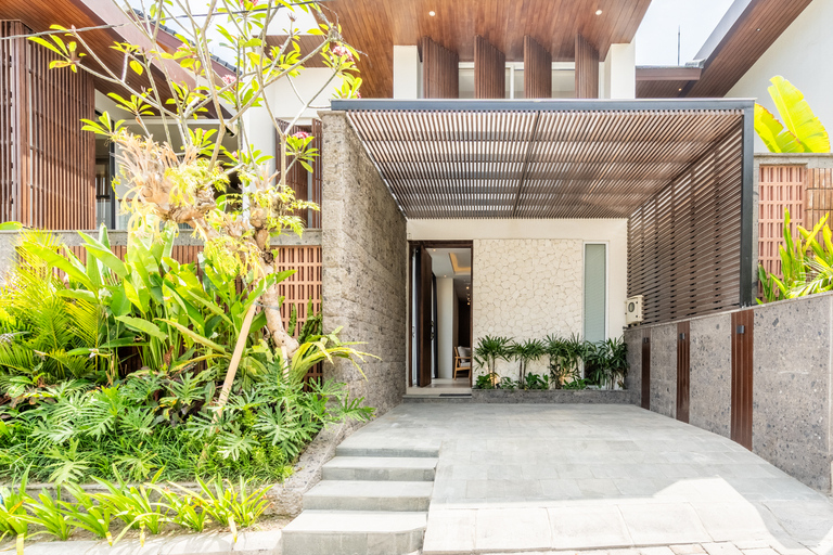 Exterior & Views