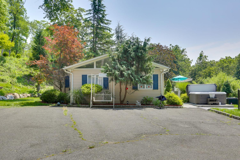 Updated Getaway with Pool and Hot Tub on Less Than 3 Acres!, Rockland