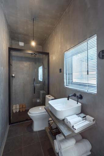 Bathroom 16