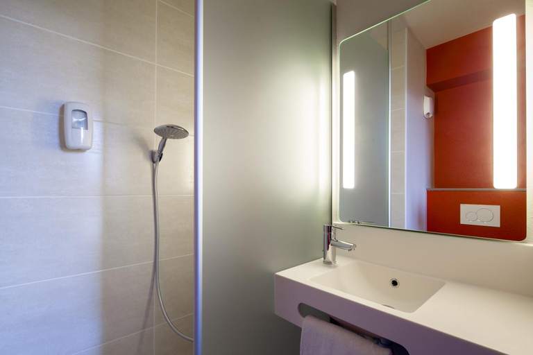 Bathroom 3, B&B Hotel ORLY CHEVILLY Marche International, Val-de-Marne