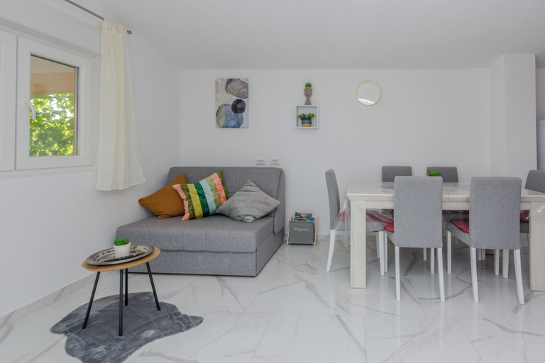 Others 4, Apartment Zilic, Vir