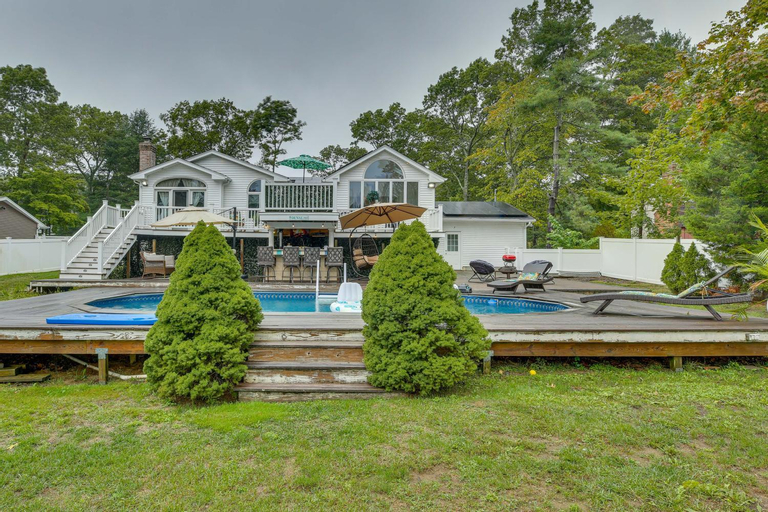Dreams of Paradise Luxury Home with Pool!, Suffolk