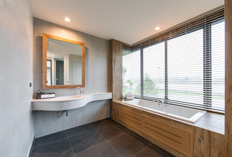 Bathroom 10