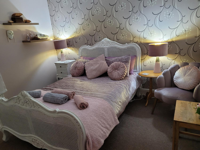 Bedroom 2, Siobhan's abode 3 Deluxe doubles and 1 king size NO PETS, Wiltshire