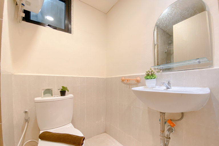 Bedroom 3, Modern 2BR Room at Meikarta Apartment By Travelio, Cikarang
