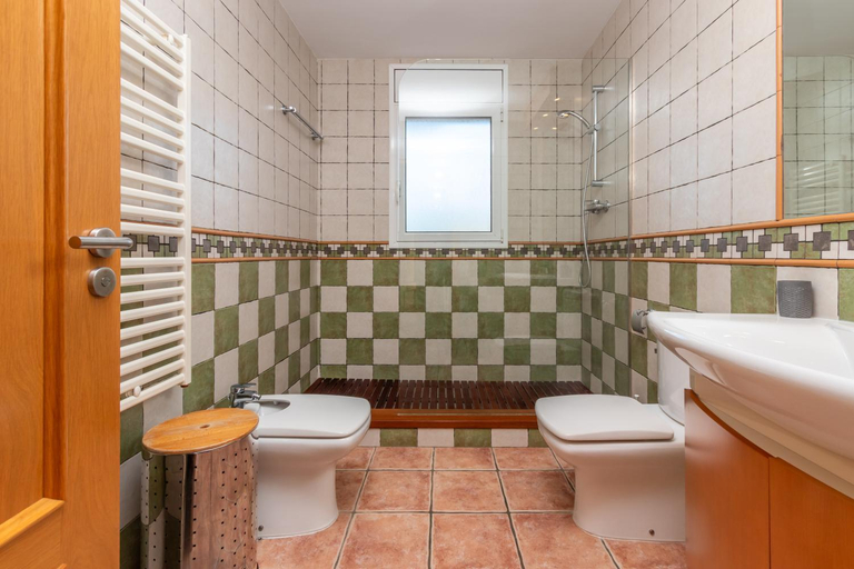 Bathroom 3, Casa con piscina, Girona