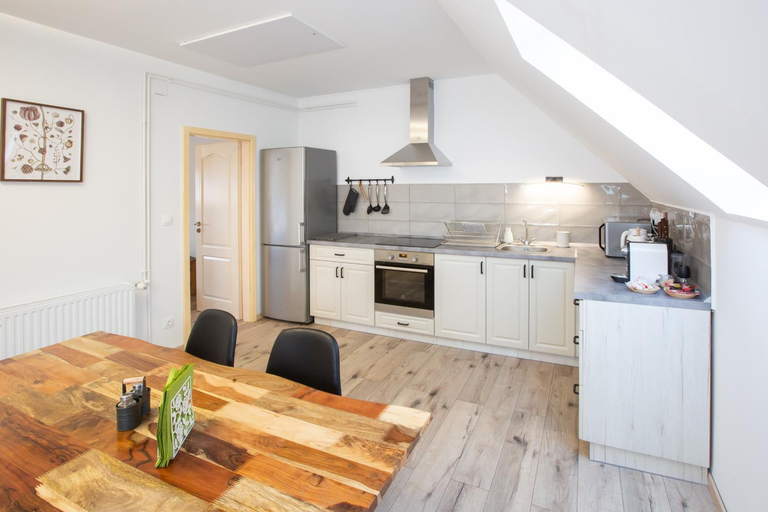 Others 2, Deres Apartmanhaz, Zirc