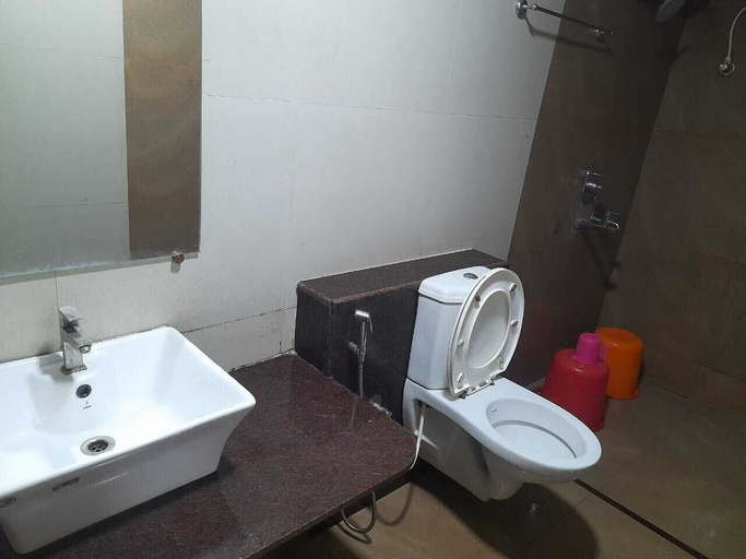Bathroom 5, Hotel Gokarna International, Uttara Kannada
