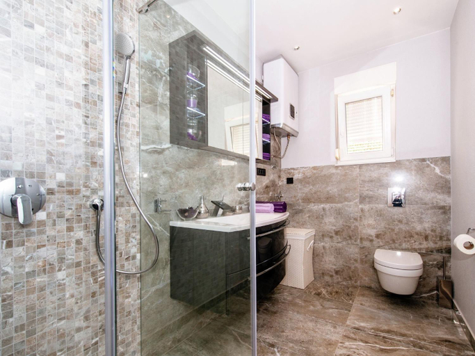 Bathroom 2, Luxurious Apartment in Zadar with Garden, Zadar