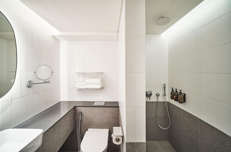 Bathroom 16