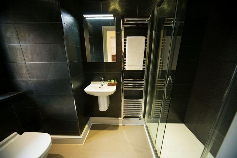 Bathroom 4, East Walls Hotel, West Sussex
