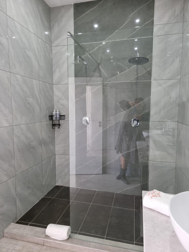 Bathroom 4, Lilitha Boutique Hotel-East London, Buffalo City